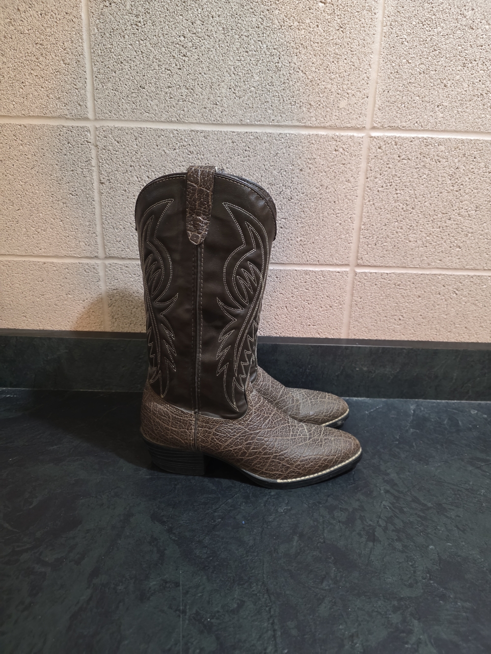 Vintage Bronco Brand Brown Leather Cowboy Boots size 9D Good Condition Fast Ship